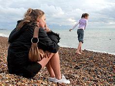亡命英伦 在线观看,逃亡者的海外求生记